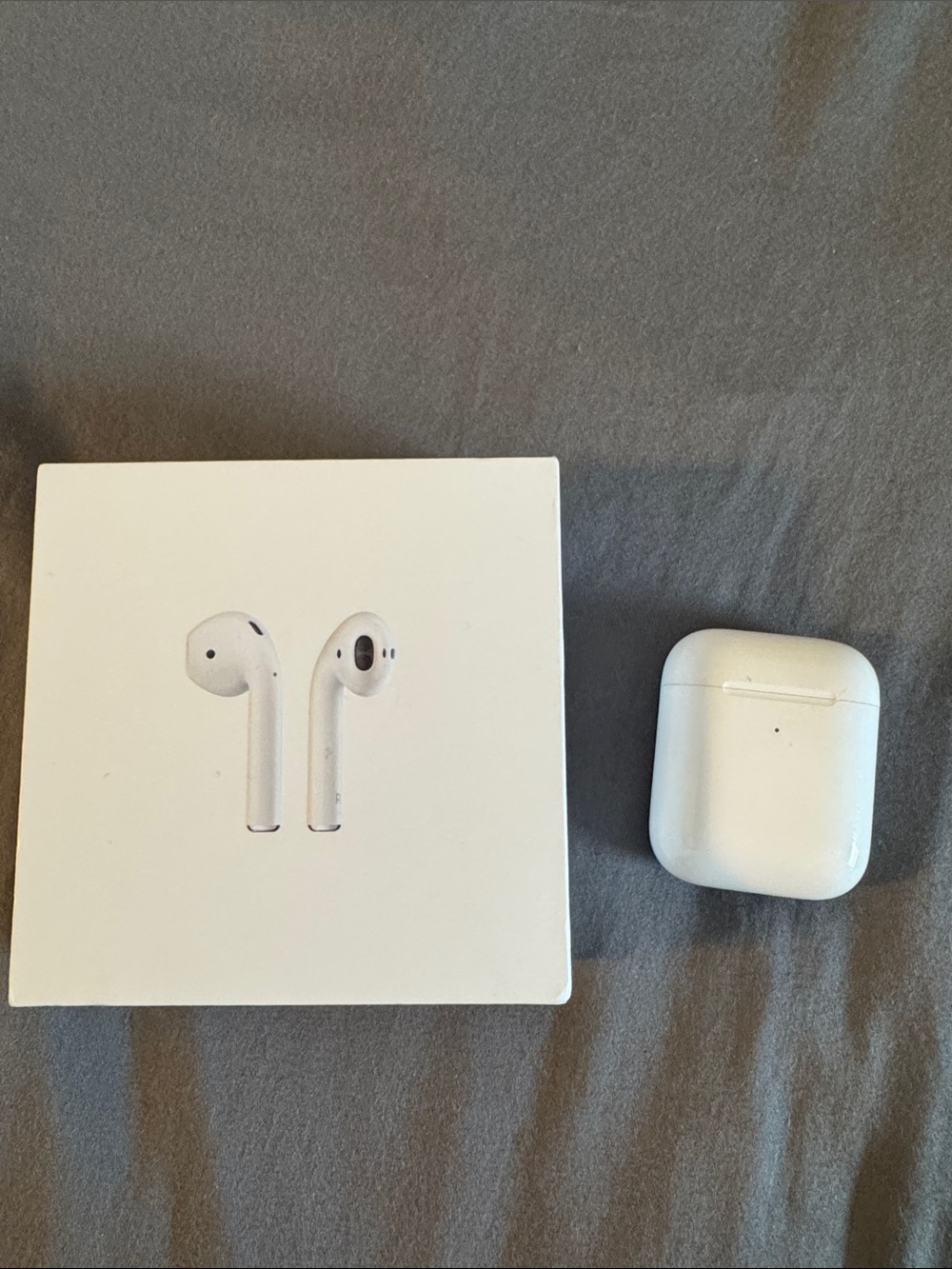 Apple White Wireless Earbuds with Charging Case ONLY RIGHT SIDE WORKS